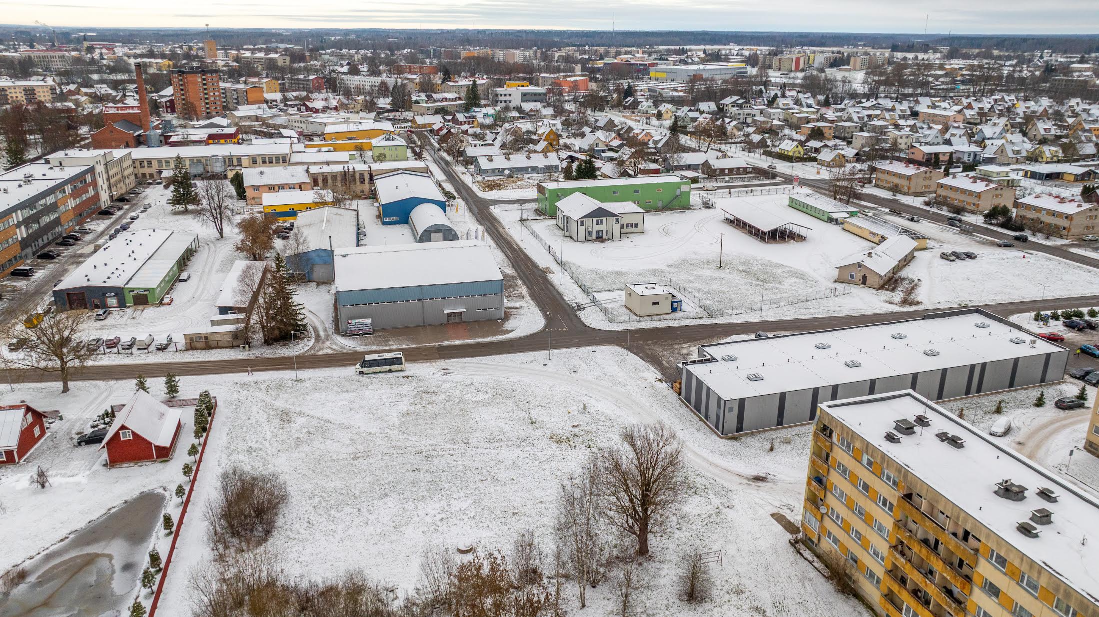 Niidu tänav 6 asuv kinnistu on pikalt tühjana seisnud. Kui kõik läheb plaanide kohaselt, siis kerkib siia uue aasta lõpuks kolmekorruseline kortermaja. Rajatava kortermaja läheduses on Grossi Toidukaubad, Piiri Ärimaja, taluturg, Gründer ning kortermajad ja eramud. Foto: AIGAR NAGEL